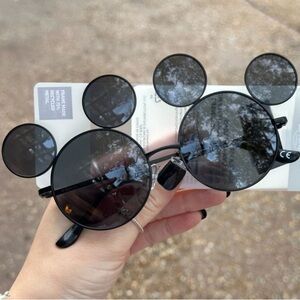 NWT Disney Mickey Mouse Sunglasses Park Exclusive